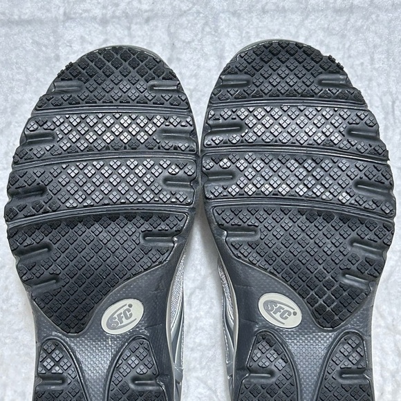 Shoes For Crews Womens Grey Silver Grip Soles Work Sneakers Shoes SZ US 8.5 NWT - Picture 9 of 11